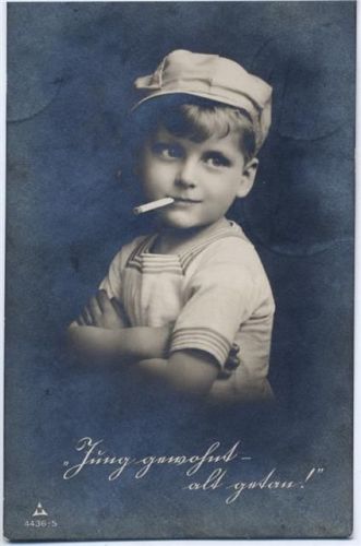 um 1920 Rauchender Junge