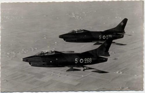 um 1960/70 -Fiat G91R-, 2 Militärflugzeuge in der Luft,Uitg. Hönderop