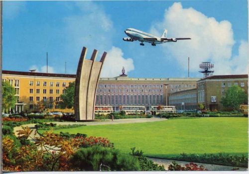 W1000 Tempelhof Flugzeug, Denkmal Luftbrücke, Flughafen Berlin,Krüger AKU2 Flughafen um 1970