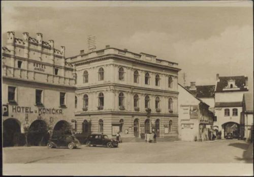 um 1930 Trebon, Sudeten, Hotel und Gymnasium, alte Autos