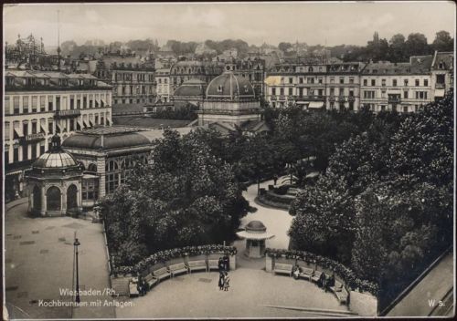 65183 W6200 Wiesbaden 1930 - Wiesbaden: Kochbrunnen mit Anlagen,Trinks & Co AKU2