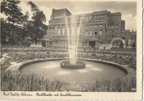 um 1930/40 Bad Teplitz-Schönau, Kr. Teplitz-Schönau, Sudeten: Blick auf das Stadttheater mit dem Leuchtbrunnen (theatre, fountain), Foto-Ak Nr. 800