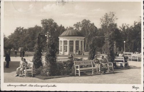 1940 Kr. Franzensbad, Sudeten: Blick auf die Franzensquelle und Kurgäste im Kurpark, Foto-Ak Nr. 9003,Stoja-Verlag Paul Janke AKU2
