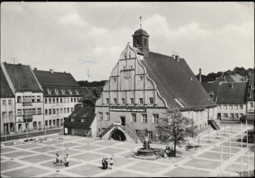 04668 O7240 Grimma 1978 - Grimma, Sachsen: Blick auf den Marktplatz mit dem Alten Rathaus (city hall), Foto-Ak Nr.041307193,Bild und Heimat AKU2