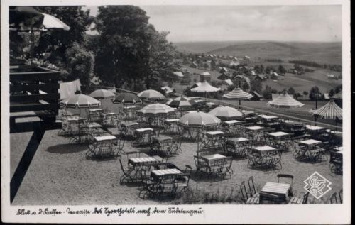 08248 O9650 Sachsenberg-Georgenthal um 1930/40 - Sachsenberg-Georgenthal am Aschberg/Vogtl., Sachsen: Panoramablick von der Terrasse des Sporthotels -Waldgut-, Inh. Paul Schoßel, Foto-Ak Nr. 129,Gustav Kohlert AKU2