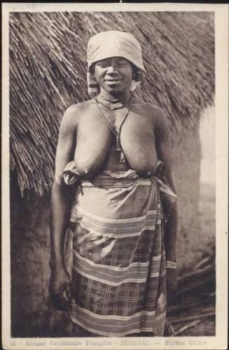 um 1920/30 Senegalesin mit nackter Brust,Joseph Helou