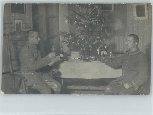 In der Soldatenbude, Weihnachtsbaum, Soldaten trinken Wein Foto AK Weihnacht im Feld WK I