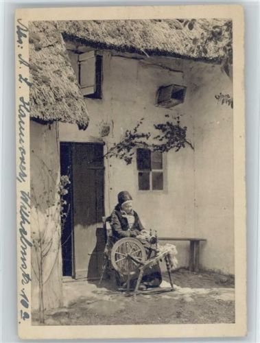 Fischerfrau mit Spinnrad beim Spinnen Berufe WHW 1933-35