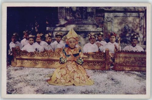 Barisdanser im Gebet Asiat.Volkstyp