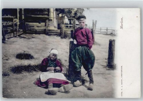 Kinder aus Marken beim Stricken, Holzschuhe Handarbeit