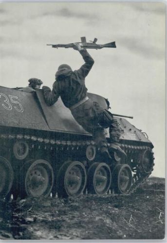 Panzergrenadiere beim Absitzen aus Schützenpanzer Bundeswehr 1956