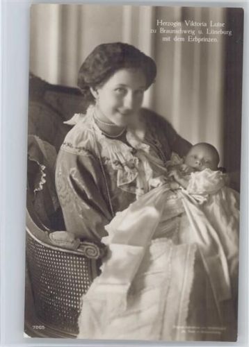 Herzogin Viktoria Luise zu Braunschweig mit Baby