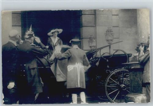 Victoria Luise? steigt in eine Kutsche
