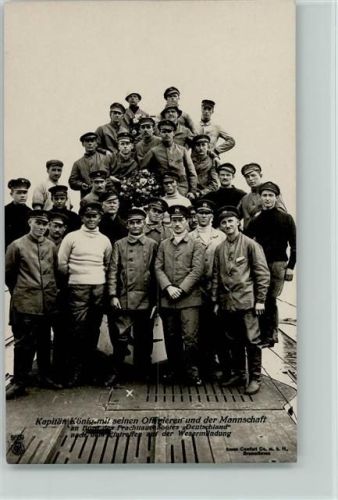 Kapitän König mit seinen Offizieren und der Mannschaft an Bord der "Deutschland" Marine , Heerführer, Foto AK