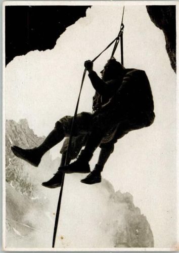 Deutsche Bergwacht Nr. 2 - Der Verletzte wird frei über einen Überhang abgeseilt Bergwacht 1940