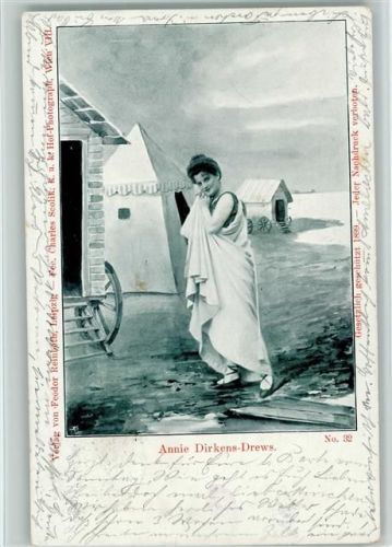 1899 Annie Dirkens Drews Soubrette am Badehaus, eingehüllt in einem Tuch