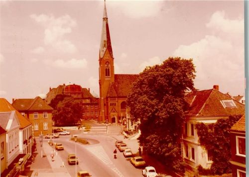 Marne Blick auf das Rathaus mit Kirche, VW-Käfer, Geschäftsstraße