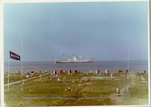 27472 W2190 Altenbruch FOTO KEINE AK Frachtschiff aufder Elbe, Schwimmbad, Strandkörbe, Niveafahne