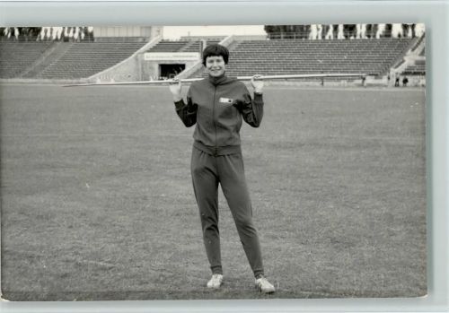 Speerwerferin auf dem Sportplatz Foto keine AK
