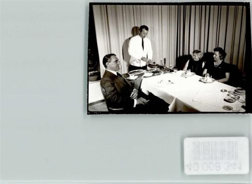 Elfershausen Innenaufnahme Restaurant vorlegen des Essens
