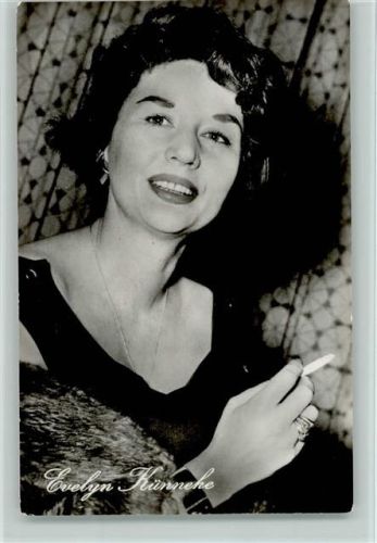 Nr. 734 Evelyn Künneke mit Zigarette