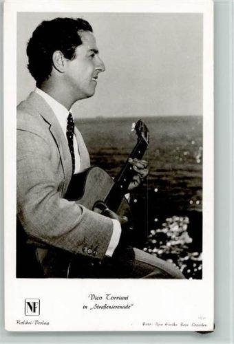 Vico Torriani in Straßenserenade Foto Kolibri Verlag AK Schlagersänger