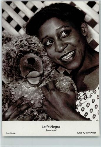 Leila Negra mit einem Teddy 1957 keine AK Schlagersänger