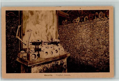 Marville, viele Totenschädel in der Kammer , Friedhof Inneres - Makaber 1916 AK Skelett