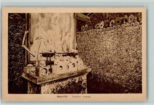 Marville , viele Totenschädel - Friedhof Inneres ca 1916 AK Makaber Skelett