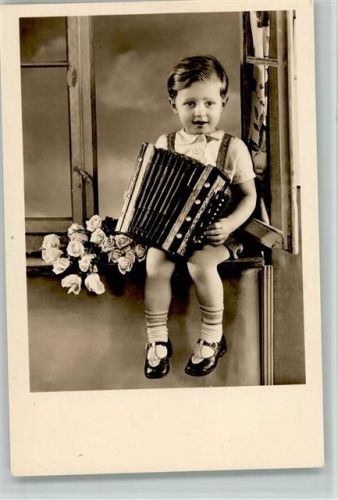 Kleiner Junge sitzt am Fenster Foto ca 1960 AK Ziehharmonika