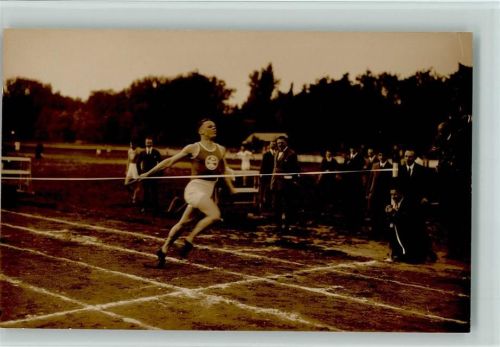 Laufen - am Ziel ankommen ca 1930 Foto AK Leichtathletik