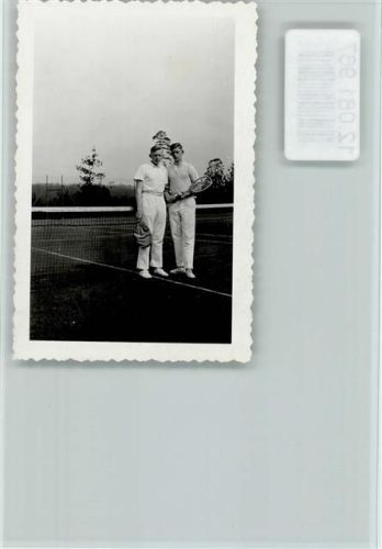 keine AK-Einteilung Foto ca 1950 zwei Männer mit Tennisschläger auf dem Platz