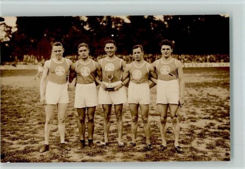 Staffel Läufer mit einem Pokal ca 1930 Foto AK