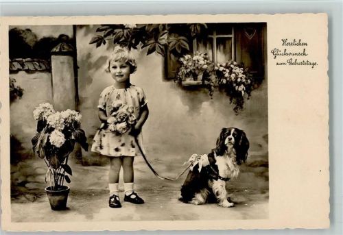 Geburtstag - Mädchen mit Blumen und einem Pekinesen an der Leine Foto 1937 AK Pekinese