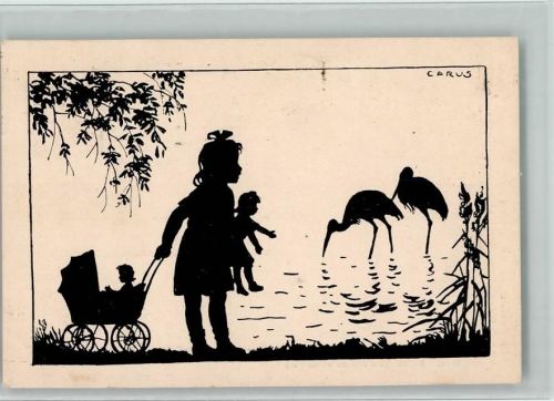 Mädchen mit einer Puppe und Puppenwagen beobachtet Reiher