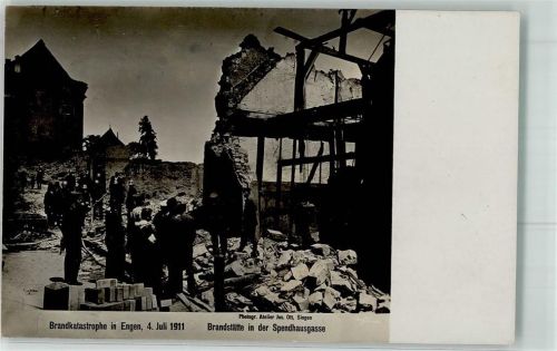78234 W7707 Engen , Hegau Foto AK Brandkatastrophe 4. Juli 1911 Brandstätte in der Spendhausgasse Feuerwehr Foto Atelier Jos. Ott