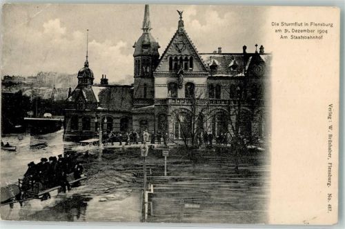 24937 W2390 Flensburg 1904 Gebrauchsspuren Sturmfutkatastrophe 31. Dez. 1904 Am Staatsbahnhof Rettungsboot Foto AK