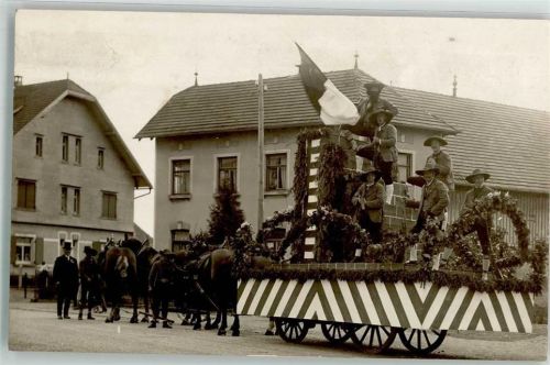 88299 W7970 Leutkirch im Allgäu 1935 Privatfoto AK 100 jähriges Sängerkranz-Jubiläum 1935 Festwagen Schützengruppe Ort handschriftlich