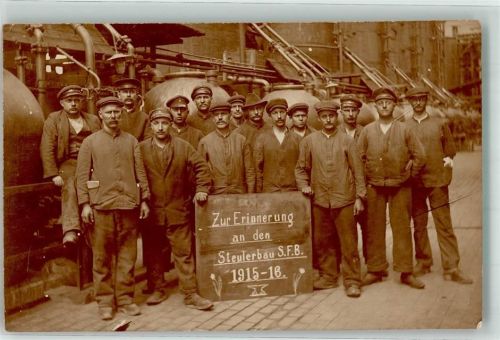 06749 O4400 Bitterfeld Foto AK Erinnerung an den Steulerbau S.F.B. 1915-16 Gruppenphoto Ort lt. Fotograf