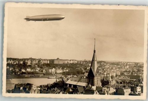 24937 W2390 Flensburg Foto AK Zeppelin über Flensburg Ort handschriftlich