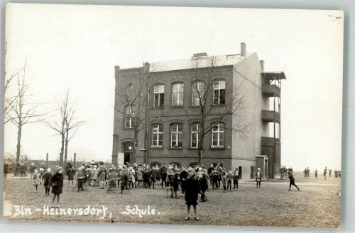 10115 O1121 Heinersdorf Foto AK Schulgebäude Pausenhof