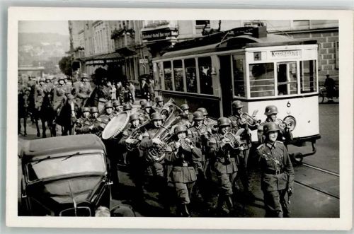 Ulm Musikzug der Wehrmacht führt eine Parade an vor dem Bahnhof-Hotel Straßenbahn Uniform Oldtimer Ort handschriftlich