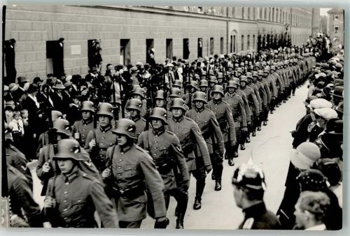 Kempten Parade von Landsern in Uniform durch die Stadt Ort lt. Fotograf Hauck