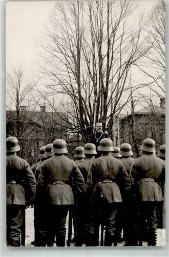 Kempten Landser in Uniform vor einem Rednerpult mit einem Priester Ort lt. Fotograf Hauck