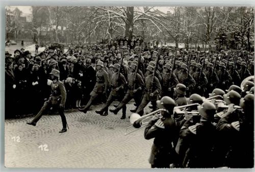 Kempten Landser in Uniform bei einer Parade im Stechschritt Ort lt. Fotograf Hauck