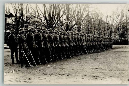 Kempten Angetretene Phalanx von Soldaten in Uniform mit gezogenem Degen Ort lt. Fotograf Hauck