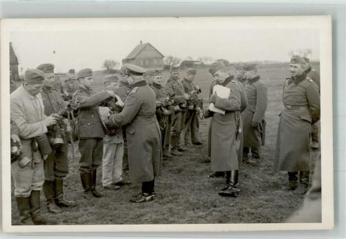 Tilsit Offiziere in Uniform führen eine Gasmaskeninspektion durch Ort lt. Fotograf Kallweit