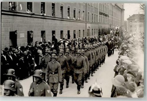 Kempten Parade von Landsern in Uniform durch die Stadt Ort lt. Fotograf Hauck