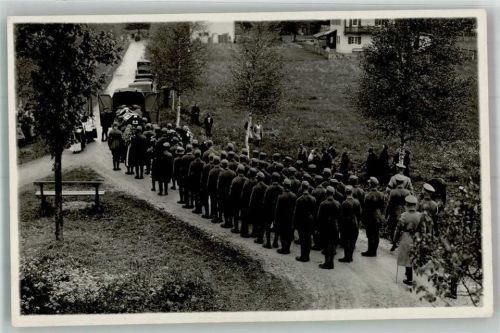 Kempten Trauerzug unter Begleitung von Landsern in Uniform Ort lt. Fotograf Hauck