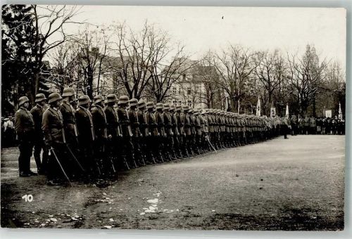 Kempten Angetretene Phalanx von Soldaten in Uniform mit gezogenem Degen Ort lt. Fotograf Hauck